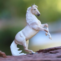 Cloud traditional мустанг паломино жеребець Breyer 10306